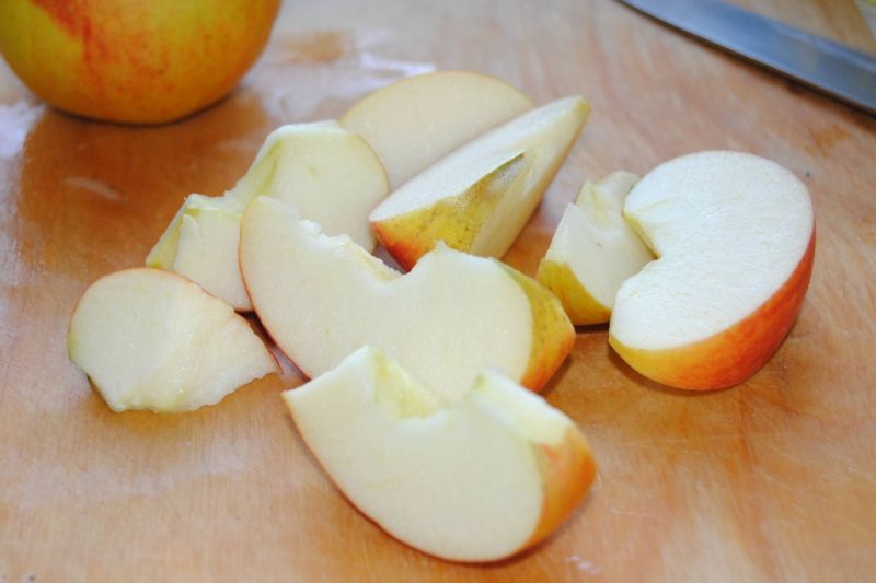 Biała kiełbasa w jabłkach i cebuli