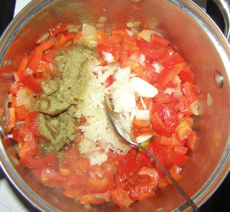 Biała kiełbasa w papryce,cebuli,czosnku