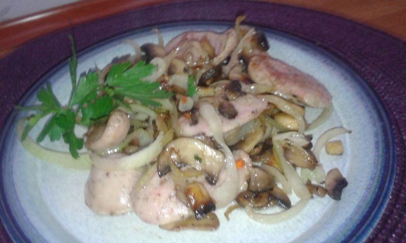Biała kiełbasa w pieczarkach i cebuli Biała kiełbasa w pieczarkach i cebuli