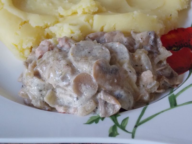 Biała kiełbasa w śmietanie Biała kiełbasa w śmietanie