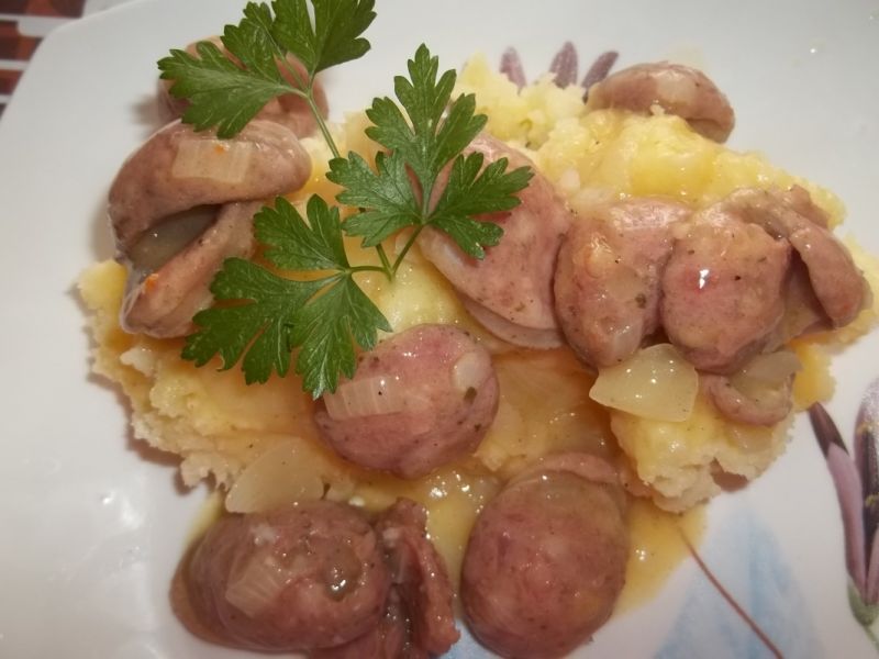 Biała kiełbasa w sosie