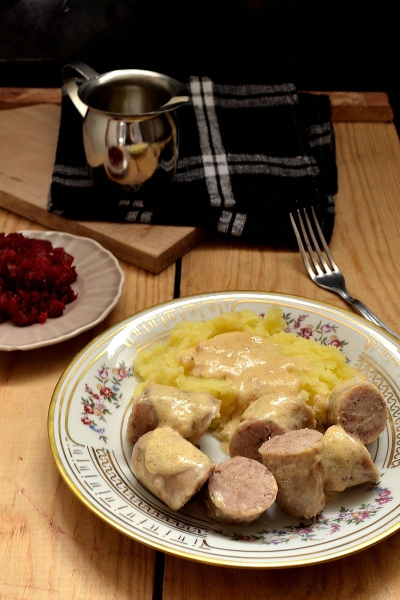 Biała kiełbasa w sosie chrzanowym Biała kiełbasa w sosie chrzanowym