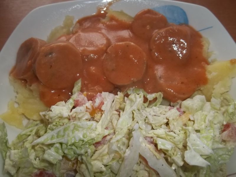 Biała kiełbasa w sosie pomidorowym