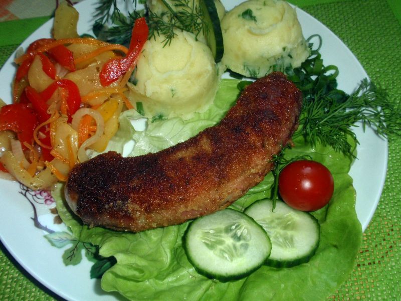 Biała kiełbasa w ubranku z szynki .