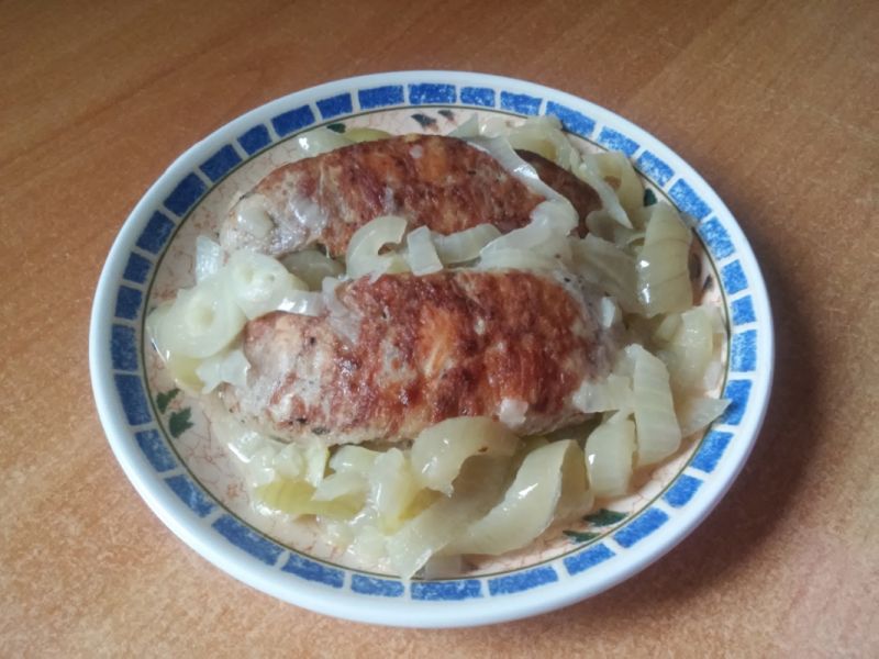 Biała kiełbasa z cebulową otoczką Biała kiełbasa z cebulową otoczką