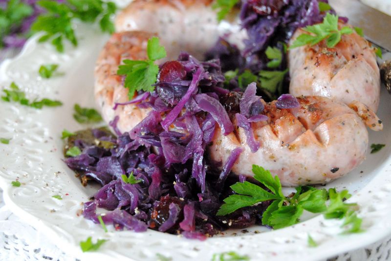 Biała kiełbasa z czerwoną kapustą Biała kiełbasa z czerwoną kapustą