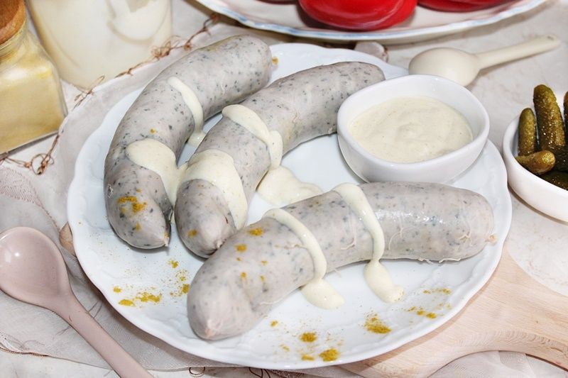 Biała kiełbasa z jogurtowo-majonezowym sosem curry