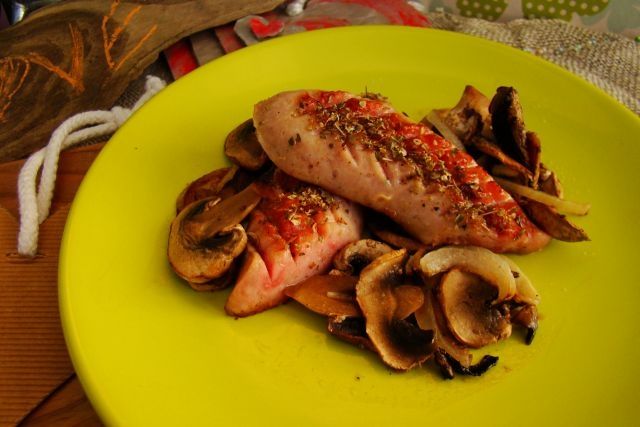 Biała kiełbasa z majerankiem i cebulą  Biała kiełbasa z majerankiem i cebulą