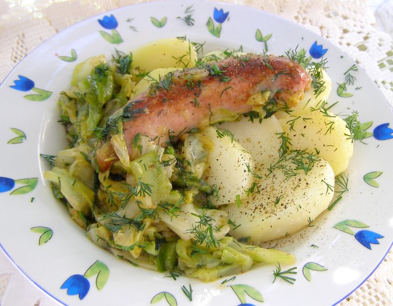 Biała kiełbasa z młodą kapustą. Biała kiełbasa z młodą kapustą.