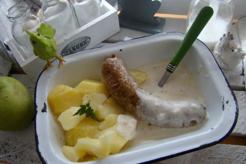 Biała kiełbasa z sosem żurkowym Biała kiełbasa z sosem żurkowym