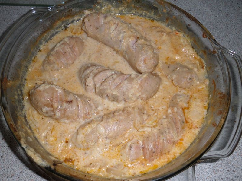 Biała kiełbasa zalana sosem chrzanowym