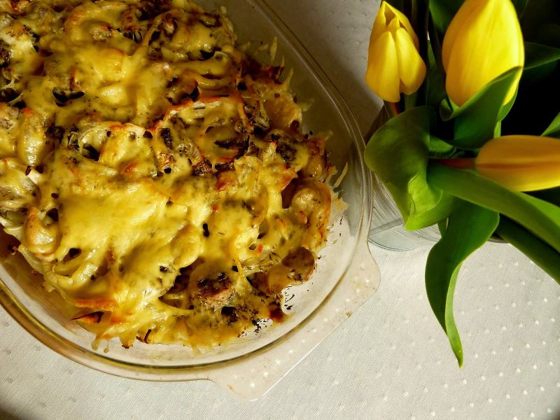 Biała kiełbasa zapiekana pod cebulową pierzynką Biała kiełbasa zapiekana pod cebulową pierzynką