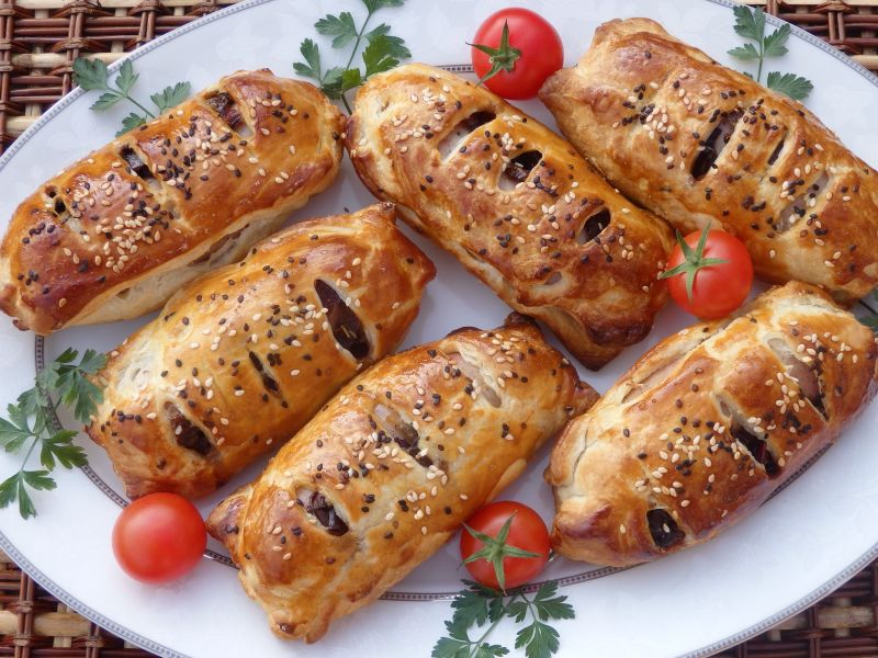 Biała kiełbasa zapiekana w cieście francuskim