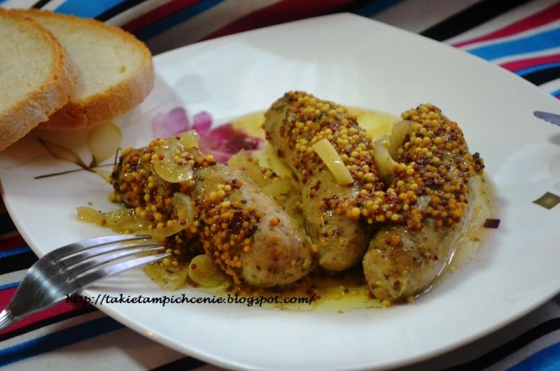 Biała kiełbasa zapiekana z cebulą i piwem Biała kiełbasa zapiekana z cebulą i piwem