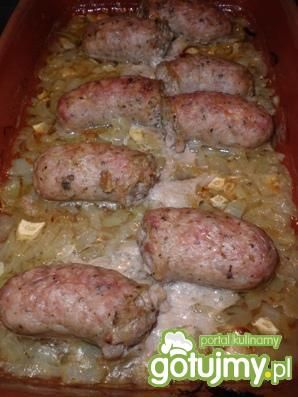 biała kiełbasa zapiekana z cebulka  biała kiełbasa zapiekana z cebulka