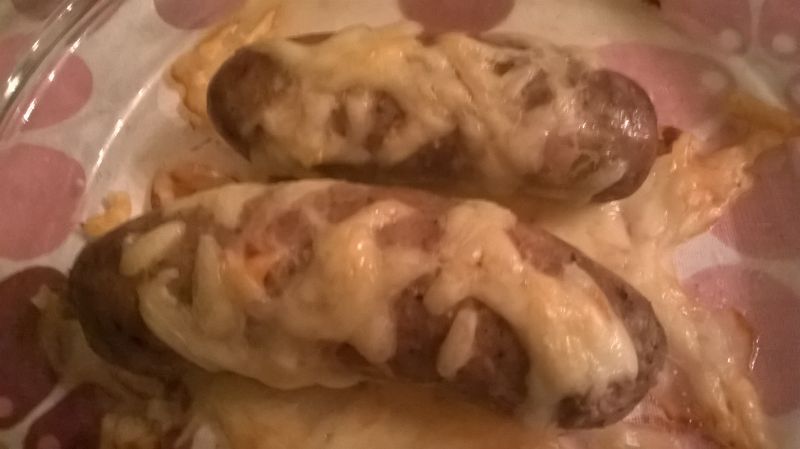 Biała kiełbasa zapiekana z serem