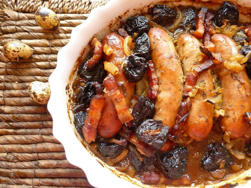 Biała kiełbasa zapiekana z suszonymi śliwkami