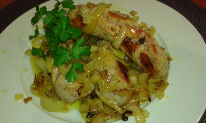 Biała kiełbasa zasmażona z cebulką Biała kiełbasa zasmażona z cebulką