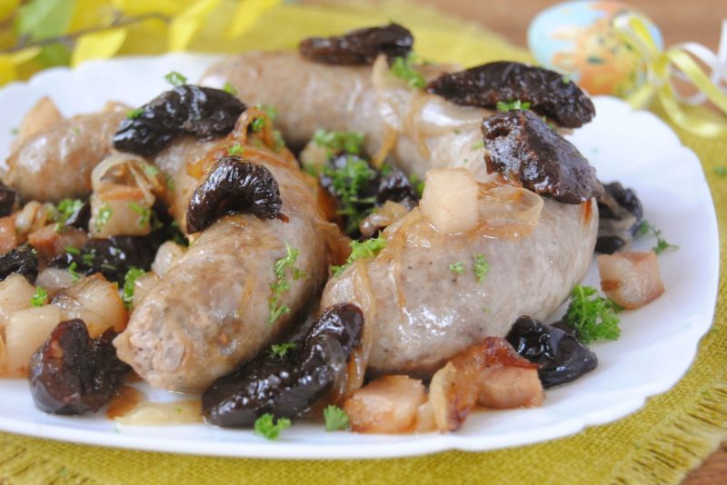 Biała kiełbasa ze śliwką