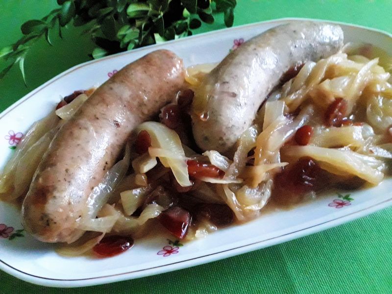 Biała kiełbaska w piórkach z cebuli z żurawiną