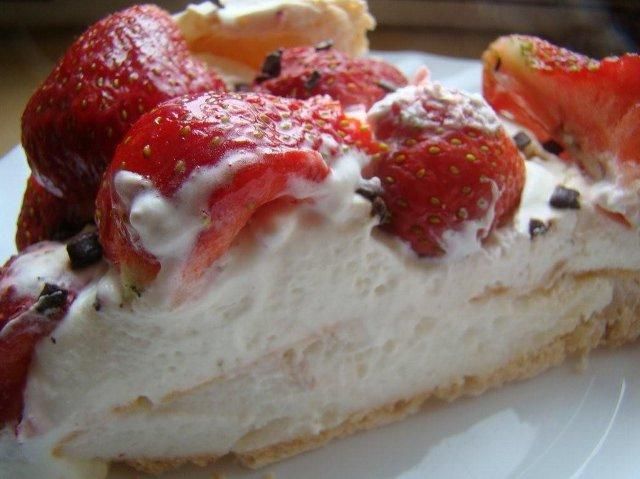 Biała pavlova z truskawkami Biała pavlova z truskawkami