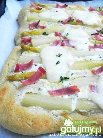 'Biała' pizza ze szparagami i szynką 'Biała' pizza ze szparagami i szynką