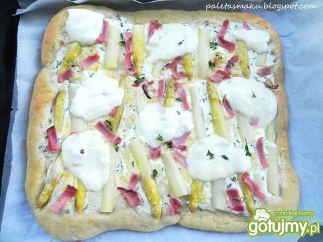 'Biała' pizza ze szparagami i szynką