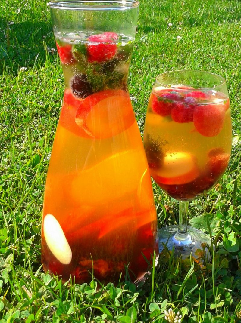 Przepis Biała sangria z brzoskwiniami, malinami i wiśniami przepis Gotujmy.pl