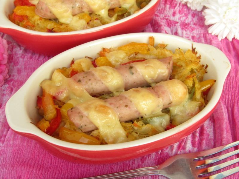 Białe kiełbaski zapiekane na kapuście kiszonej Białe kiełbaski zapiekane na kapuście kiszonej