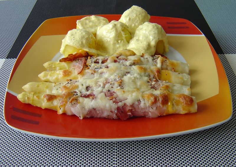 Białe szparagi w parmeńskiej szynce z chedda Białe szparagi w parmeńskiej szynce z chedda