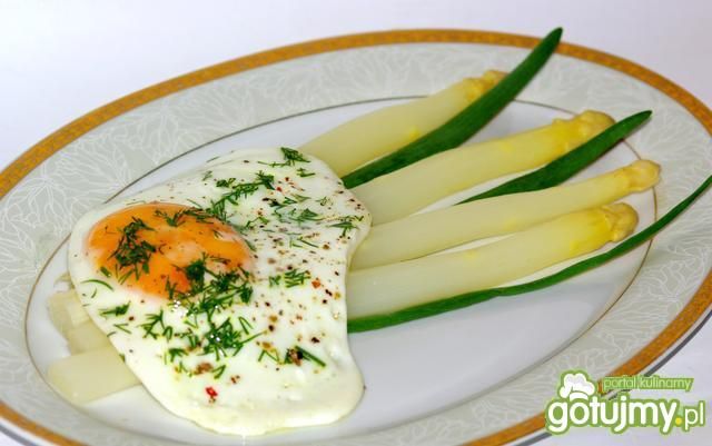 Białe szparagi z jajem sadzonym