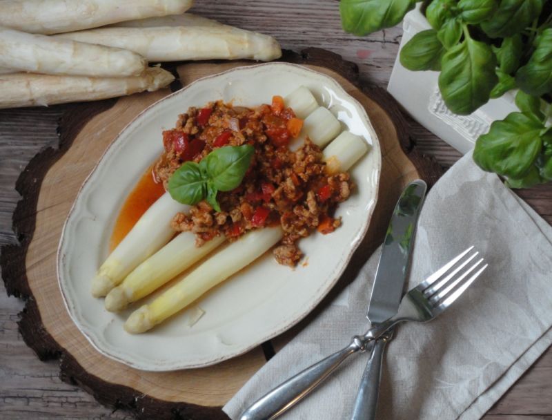 Białe szparagi z sosem bolognese Białe szparagi z sosem bolognese