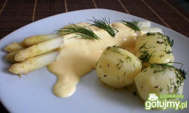 Białe szparagi z sosem holenderskim