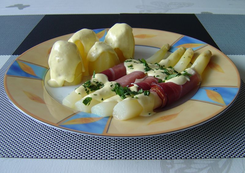 Białe szparagi zawijane w szwarcwaldzką szynkę Białe szparagi zawijane w szwarcwaldzką szynkę