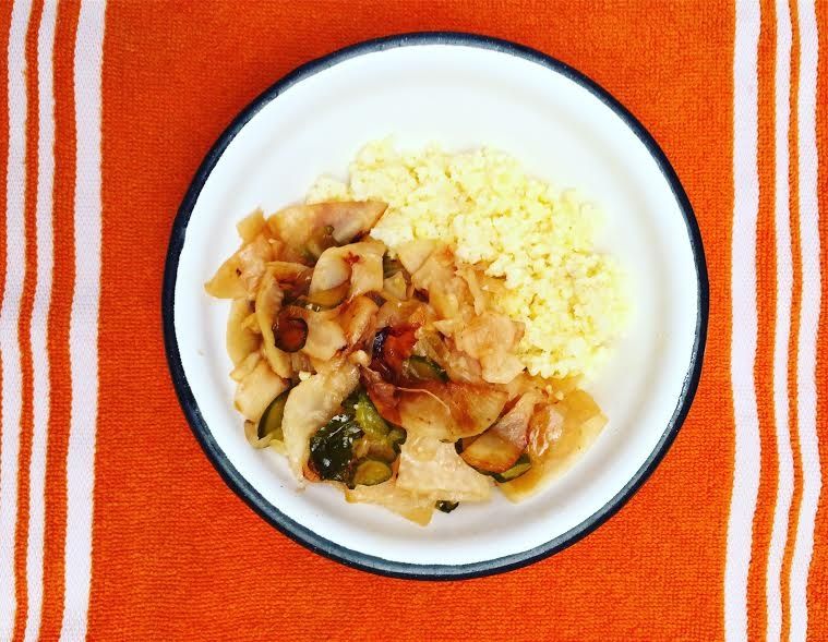 Białe warzywa z kiszonymi ogórkami