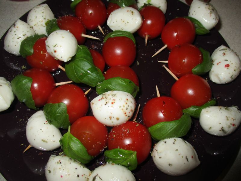 Biało-czerwona przekąska z mozzarellą