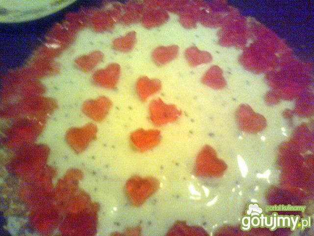 Biało-czerwone ciasto z mango