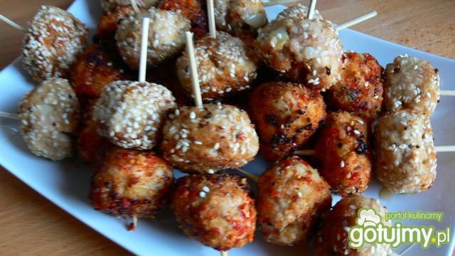 Biało- czerwone kuleczki na jeden kęs Biało- czerwone kuleczki na jeden kęs