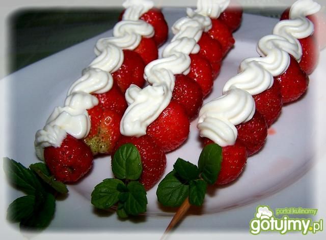 Biało-czerwone szaszłyki truskawkowe. Biało-czerwone szaszłyki truskawkowe.