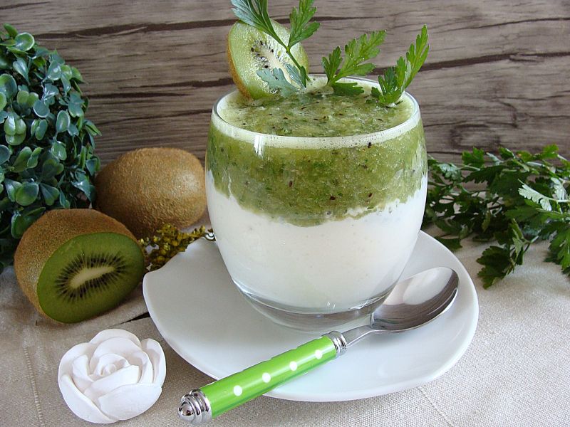 Biało zielony deser z kiwi Biało zielony deser z kiwi