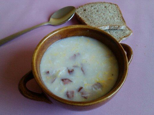 Biały barszcz z jajkiem na jałowcowej