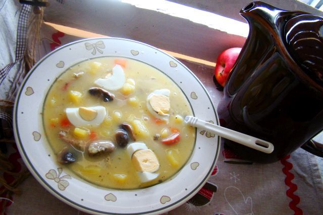 Biały barszcz z pieczarkami i kiełbasą Biały barszcz z pieczarkami i kiełbasą