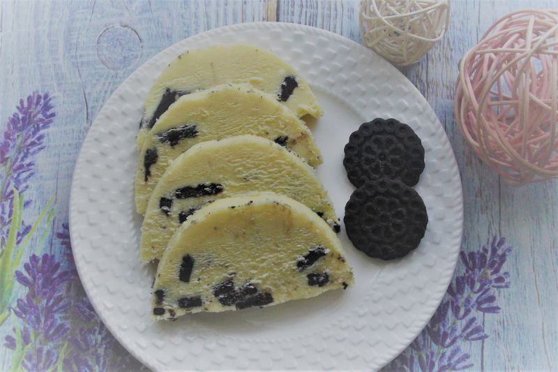 Biały blok czekoladowy z ciastkami