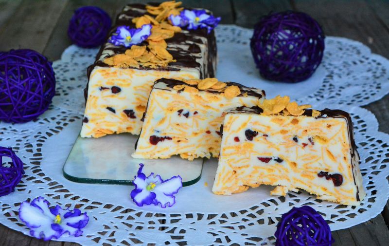 Biały blok czekoladowy z płatkami kukurydzianymi i