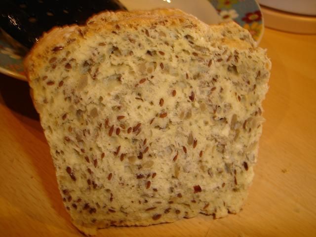 Biały chlebek z ziarenkami. Biały chlebek z ziarenkami.