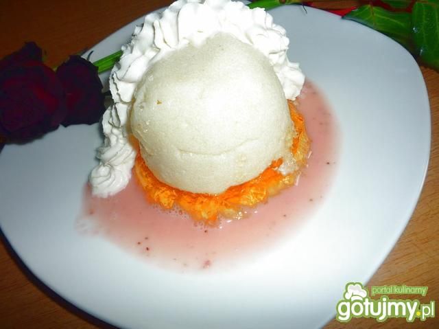 Biały deser z galaterką
