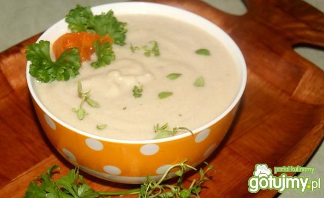 Biały krem z kurczaka zasypany manną 