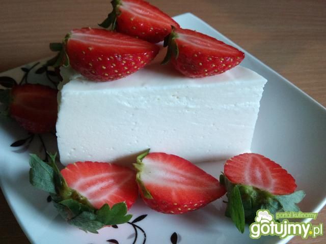 Biały obłoczek z truskawkami Biały obłoczek z truskawkami