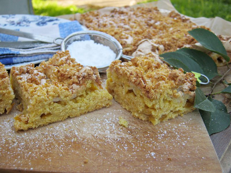 Biały pleśniak z brzoskwiniami i likierem Biały pleśniak z brzoskwiniami i likierem