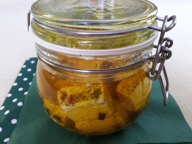 Biały ser marynowany w oleju lnianym